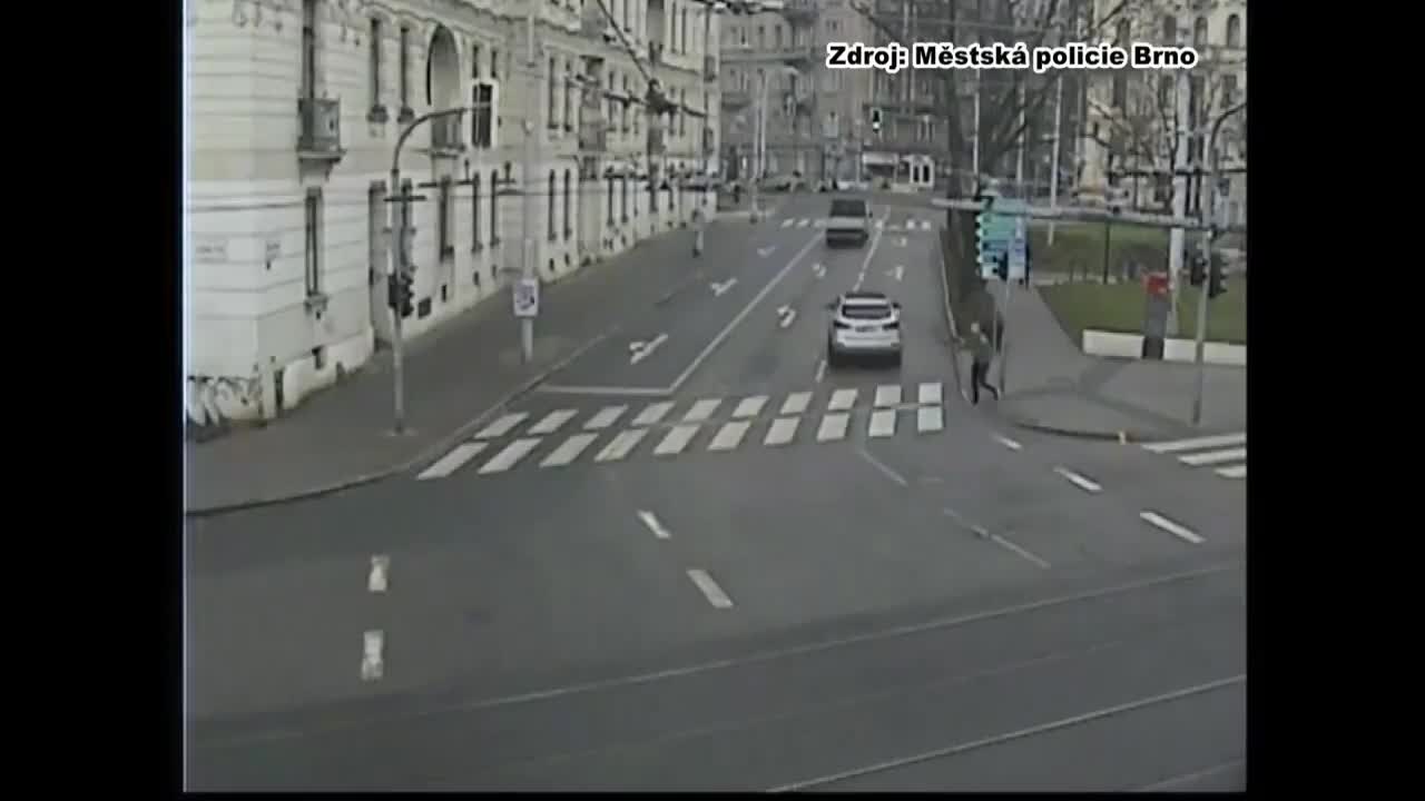 Une voiture se fait coincer par deux tramways (République tchèque)