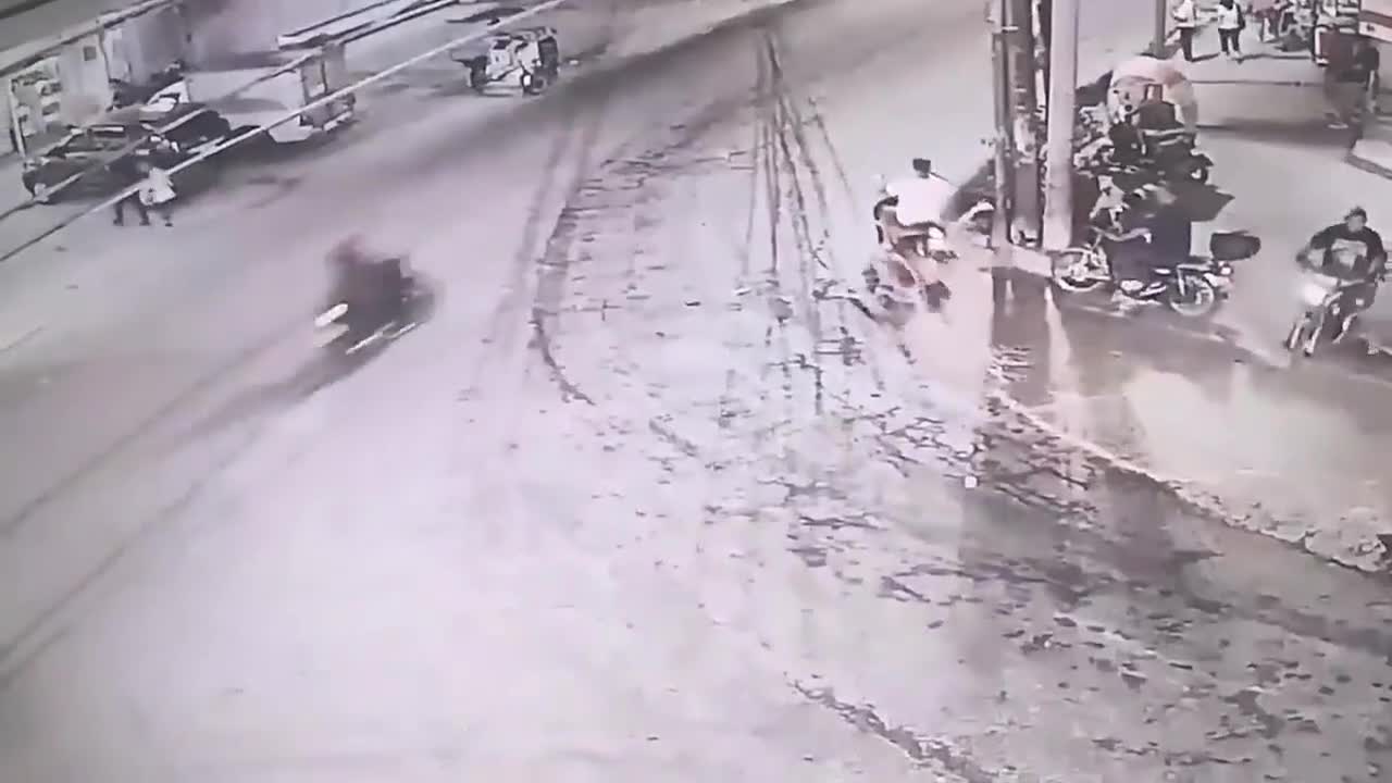 Un motard percute une camionnette et prend la fuite