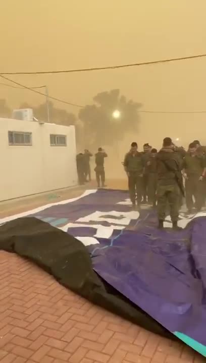 Des soldats se retrouvent pris dans une tempête