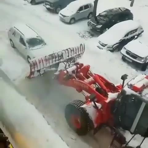 Déneigeuse vs Voiture mal garée