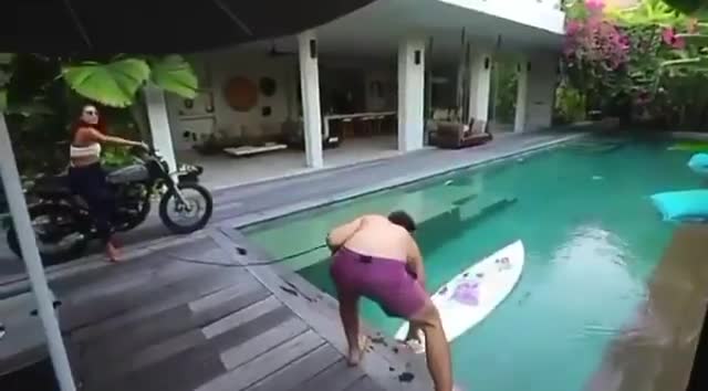Régis tente de surfer sur une piscine en se faisant tracter par une moto