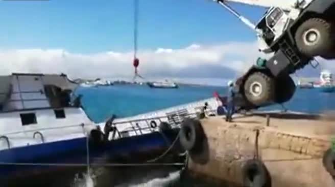 Régis charge un conteneur sur un bateau