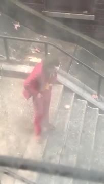 La scène des escaliers du Joker vue depuis une fenêtre