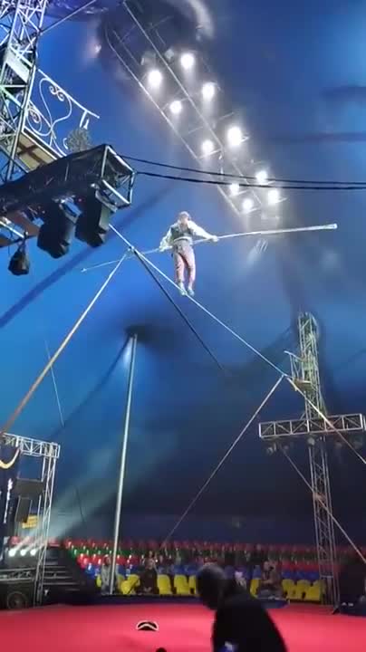 Un funambule chute violemment en plein show (Russie)