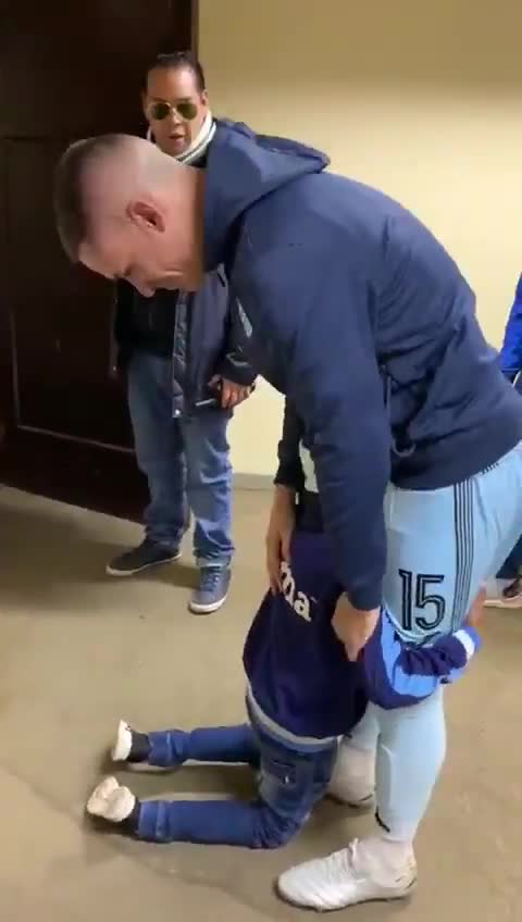Un enfant supplie un footballeur de ne pas quitter son club (Bolivie)