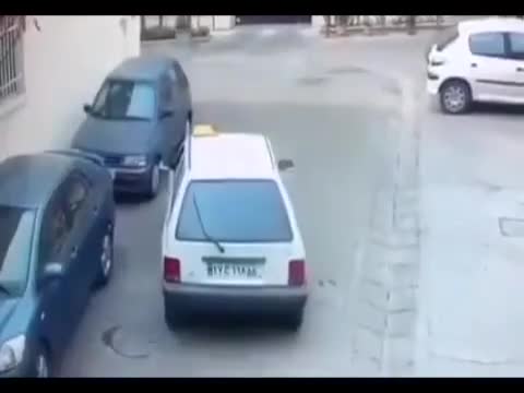 Un chauffeur de taxi s’arrête dans une rue pour voler quelque chose
