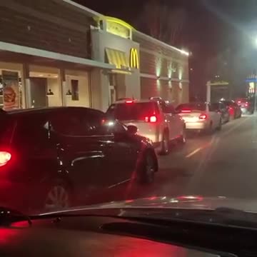 Une file d'attente énorme le soir de Noël pour le Drive d’un McDonald’s qui est même pas ouvert