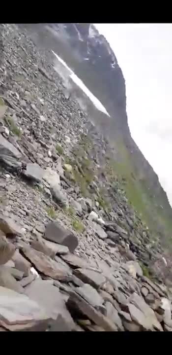 Des grimpeurs évitent un énorme rocher