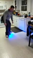 Un père de famille teste un hoverboard
