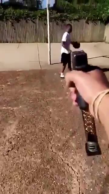 Il s'amuse à pointer une arme sur ses voisins