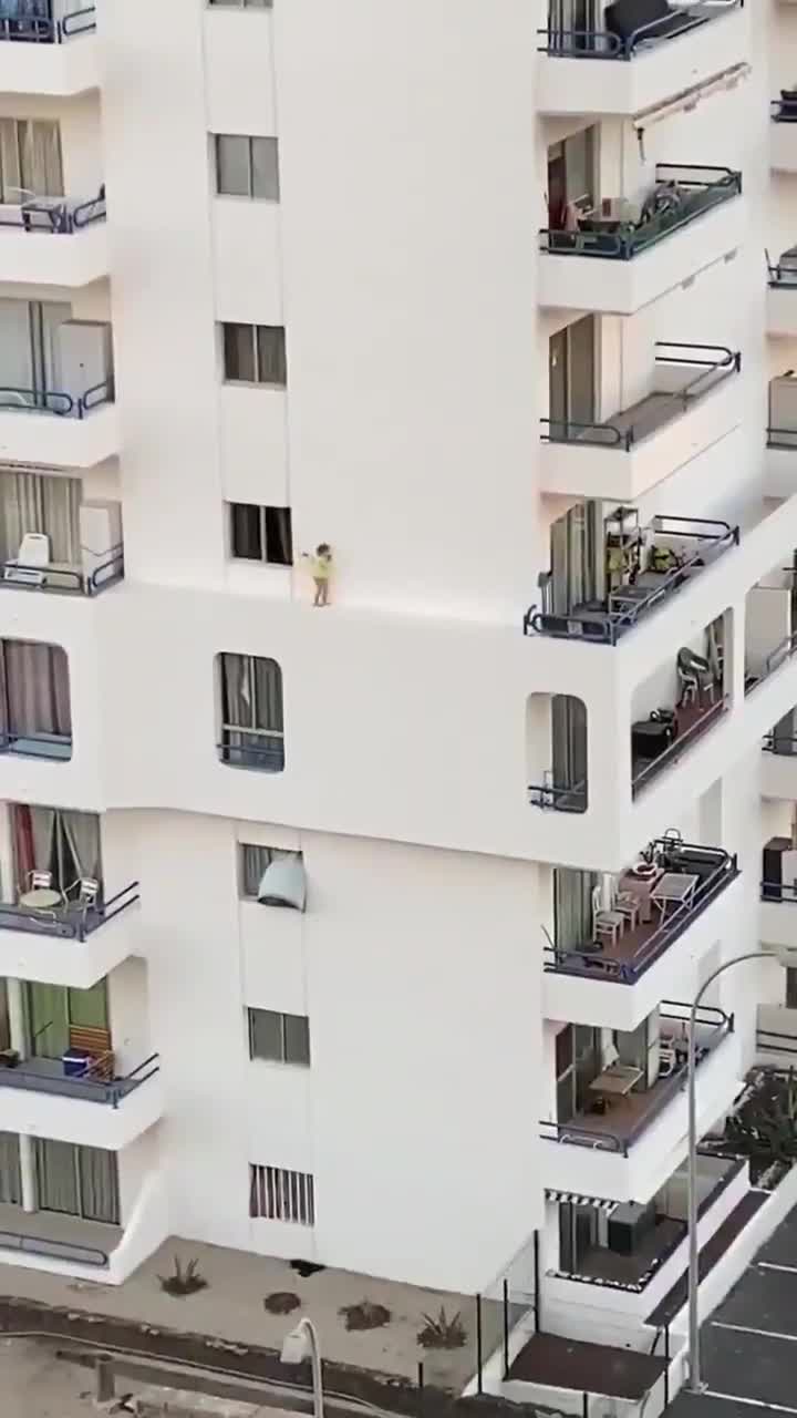 Un enfant marche sur le rebord d’un immeuble (Espagne)