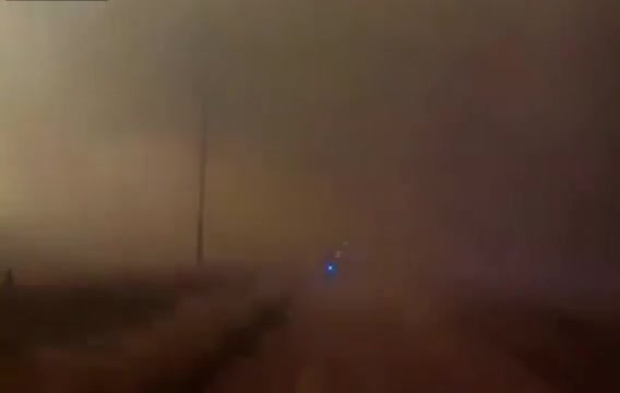 Un camion recule face à un énorme incendie (Australie)