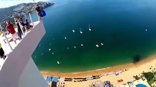 Base jump : il se rate et termine sur un balcon