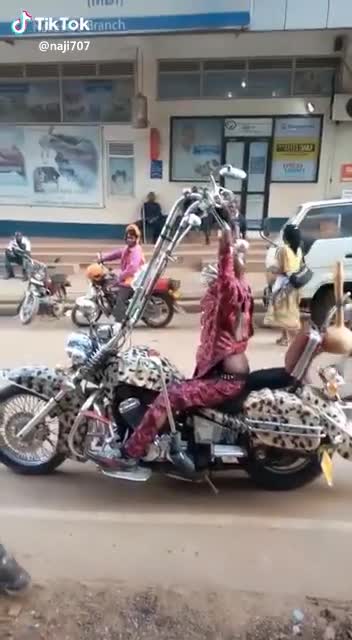 La moto qui fait travailler tes épaules (Ouganda)
