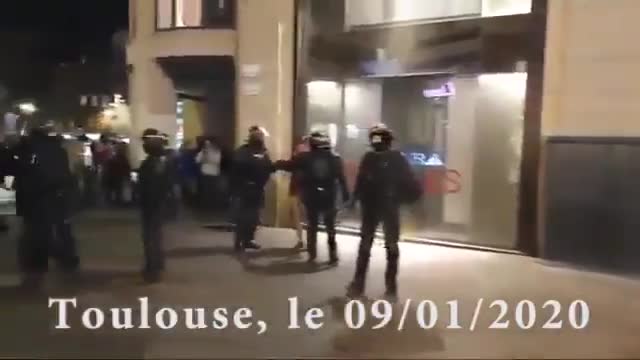Un policier met un croche-pied très sournois à un manifestant (Toulouse)