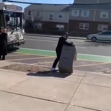 Il prend le bus avec un DAB qu'il vient de voler