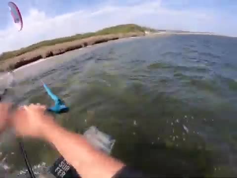 Un kitesurfeur saute un morceau de terre de 140m