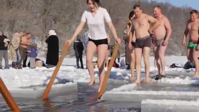 Une femme prend un bain glacé (célébration de l'Épiphanie)