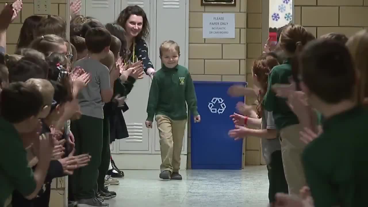Un enfant de 6 ans retourne à l'école après avoir vaincu le cancer