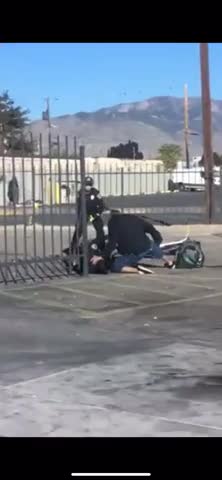 En pleine arrestation, il vole un vélo dans le dos des policiers