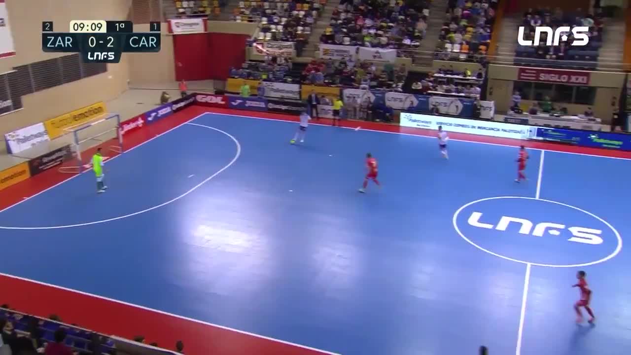 Un joueur de futsal ne veut pas marquer car son adversaire est blessé