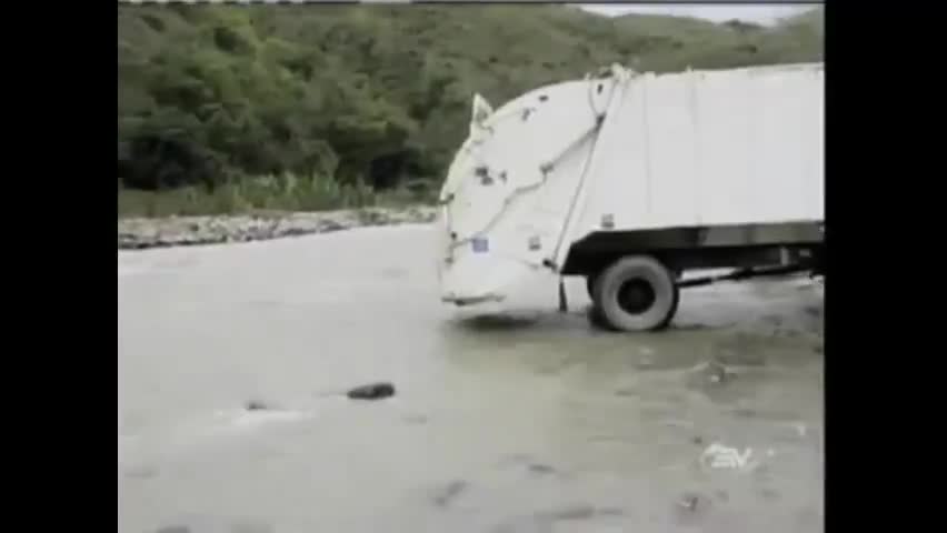 Un camion poubelle lâche tout dans un fleuve (Équateur)