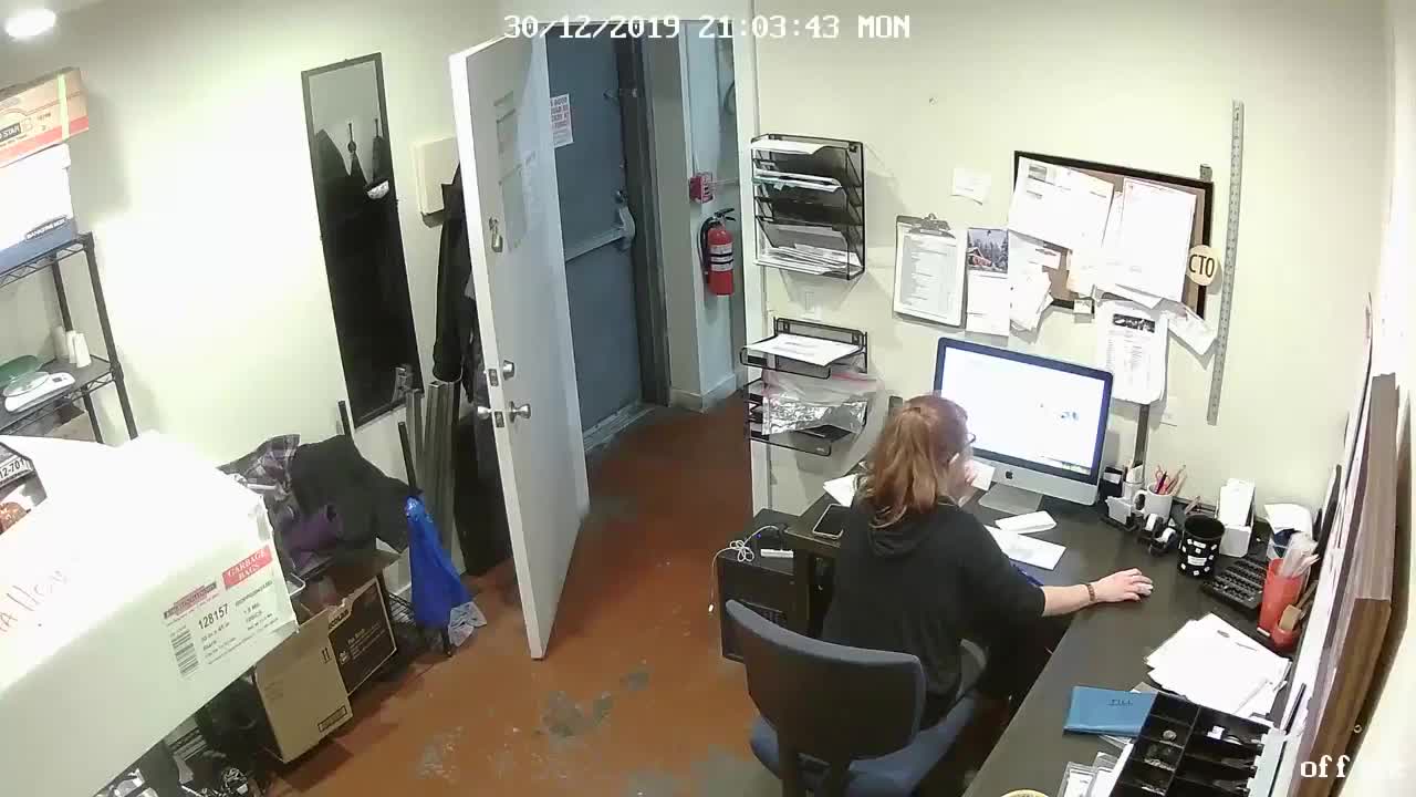 Seule dans son bureau, elle se retrouve face à un voleur