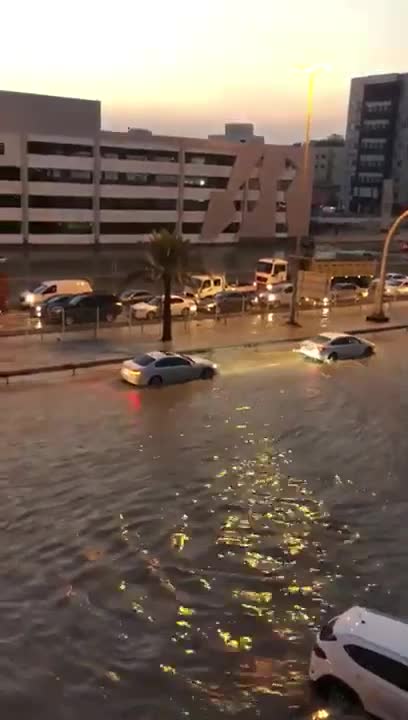 Il profite des inondations pour sortir le jet-ski