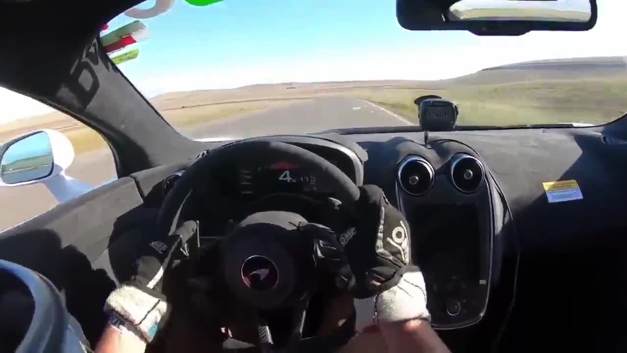 Un homme au volant d’une McLaren 600 LT frôle l'accident