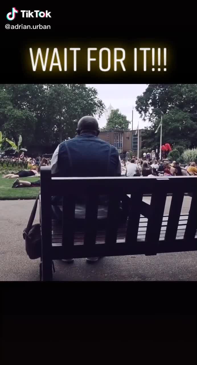 Un homme chante du Bon Jovi dans un parc (Londres)