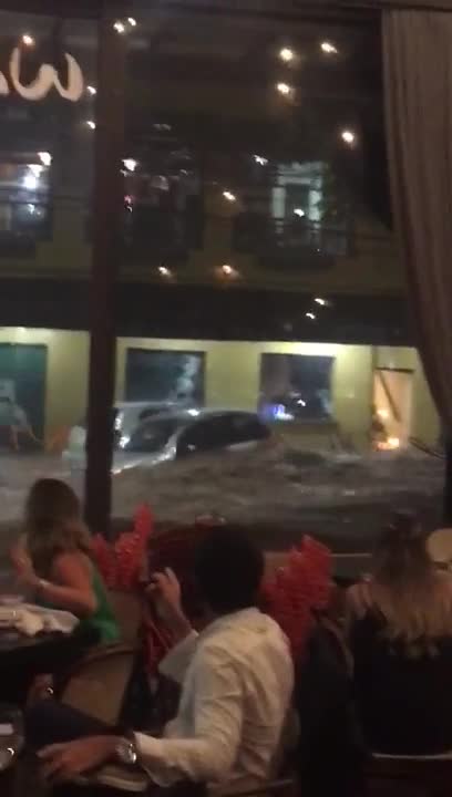 Des inondations très spectaculaires devant un restaurant (Brésil)