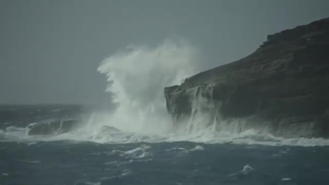 Vagues et falaise ne font jamais bon ménage