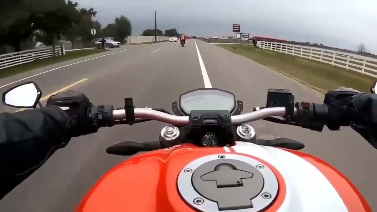 Un motard passe un très mauvais moment