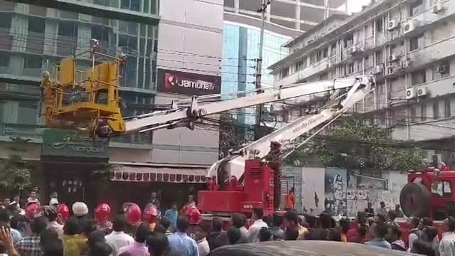 Des pompiers utilisent une nacelle élévatrice pour sauver un chat (Bangladesh)