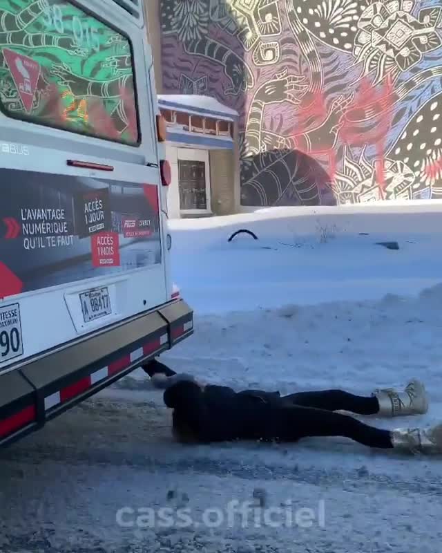 Une fille s'accroche et se laisse glisser à l'arrière d'un bus (Montréal)
