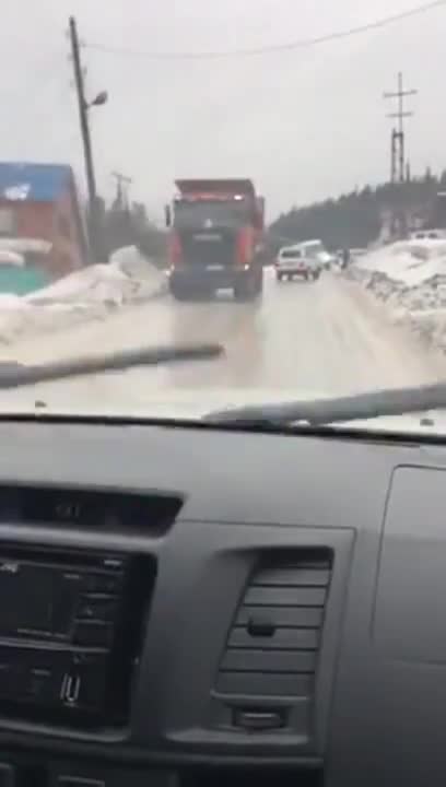 Un camion découvre les dangers du verglas