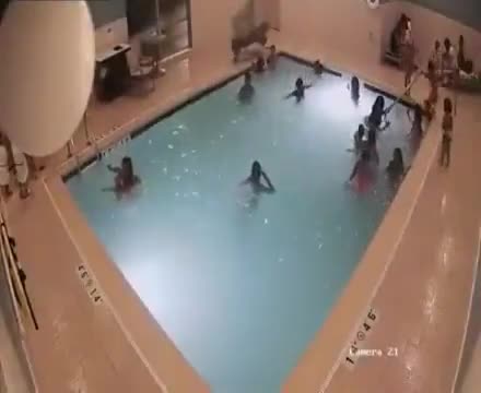 Un enfant passe tout près de la noyade dans une piscine