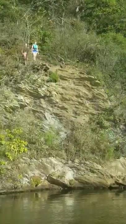 Gros plat en sautant d'une falaise