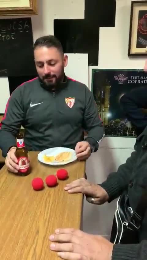 Tour de magie avec des balles en mousse