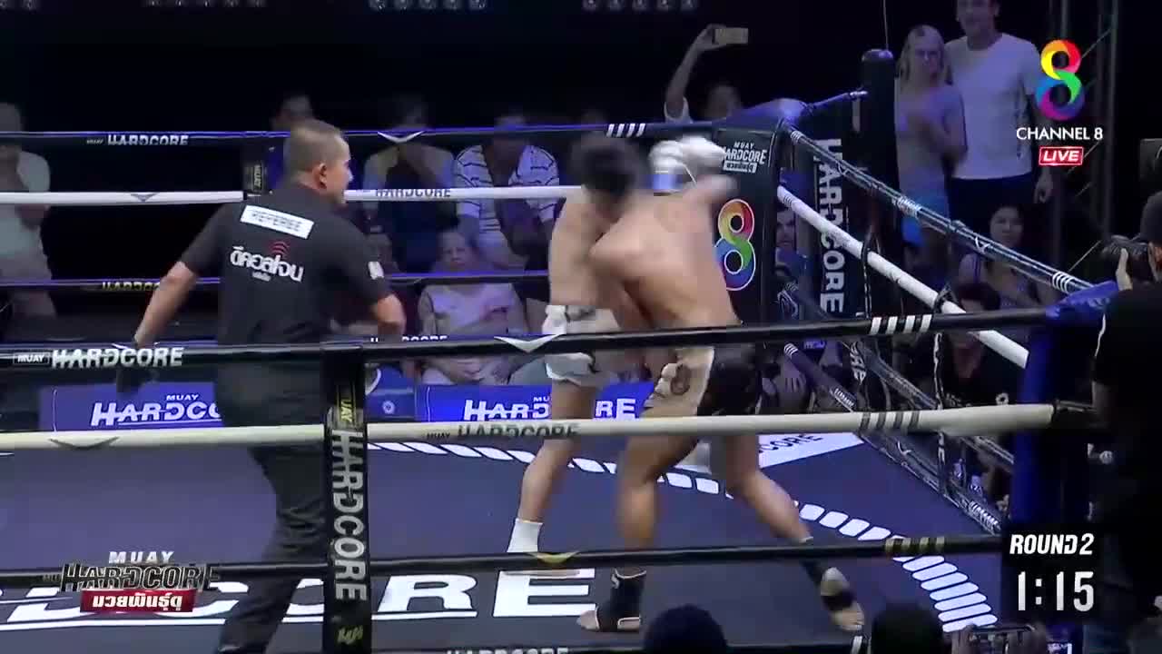 Un arbitre de boxe thaïe évite le pire lors d'un KO