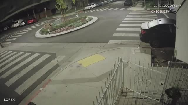 Une BMW s'envole sur un rond point (Long Beach)