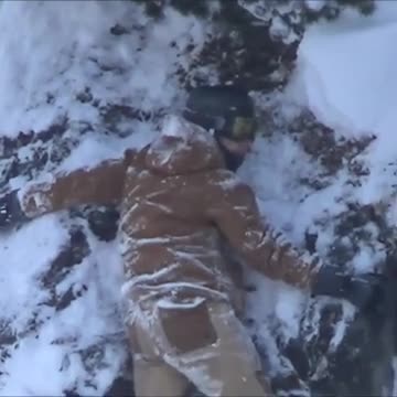 Un snowboarder se retrouve coincé contre une falaise