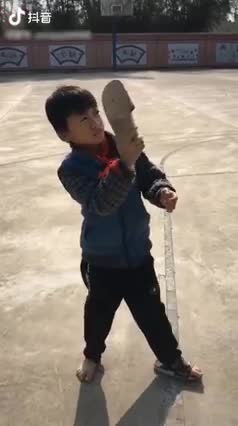 Récupérer un ballon coincé sur un panier de basket