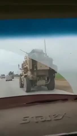 Embrouille entre un véhicule de l'armée Russe et un véhicule de l'armée Américaine (Syrie)