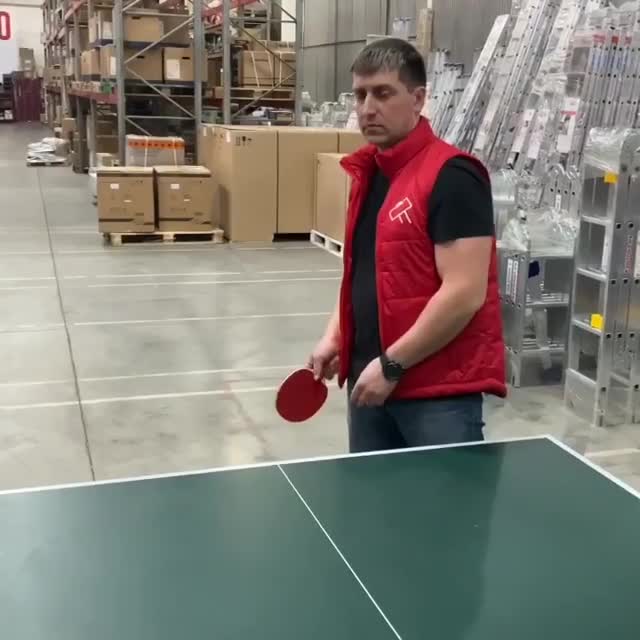 Jouer au ping-pong dans un entrepĂ´t