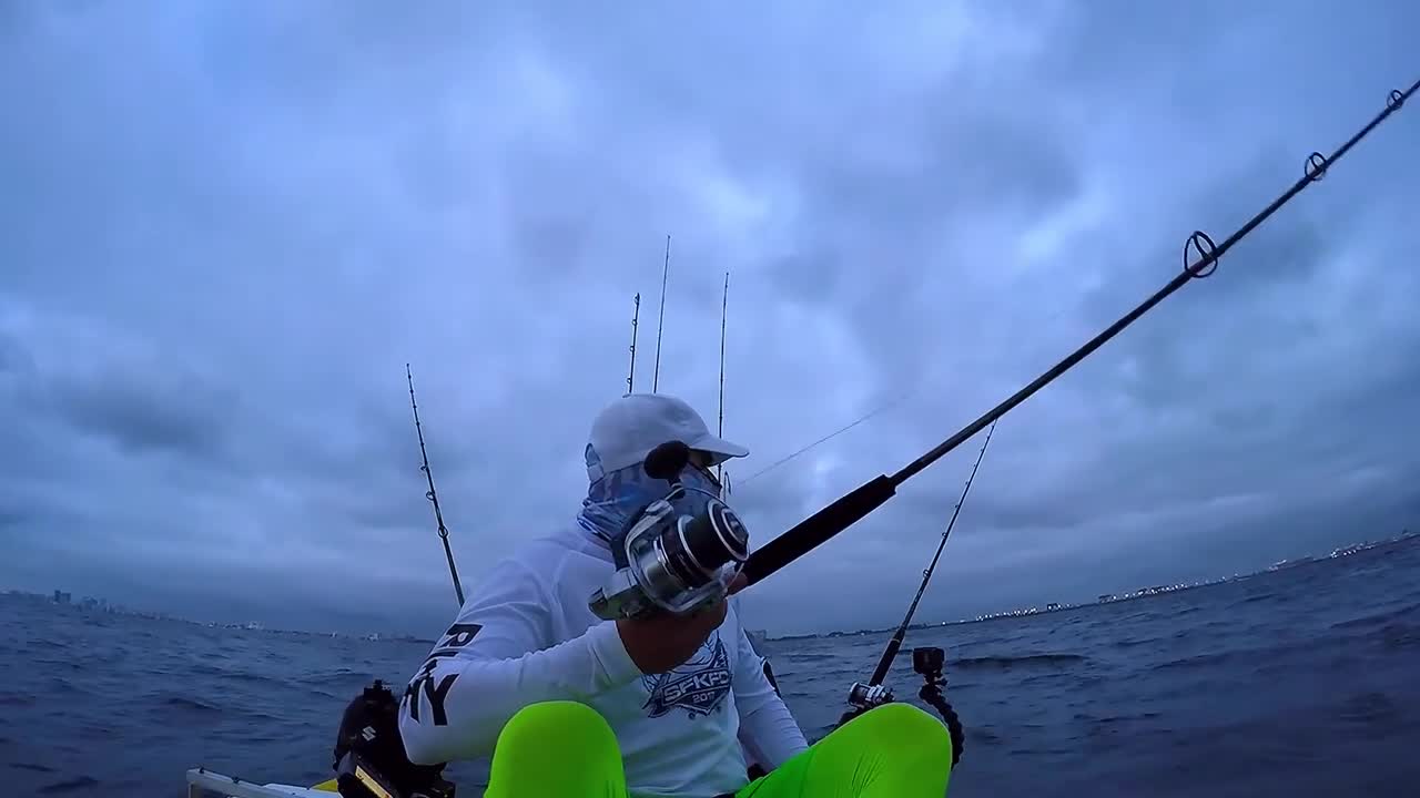 Un pêcheur sur un kayak se retrouve dans une très mauvaise situation