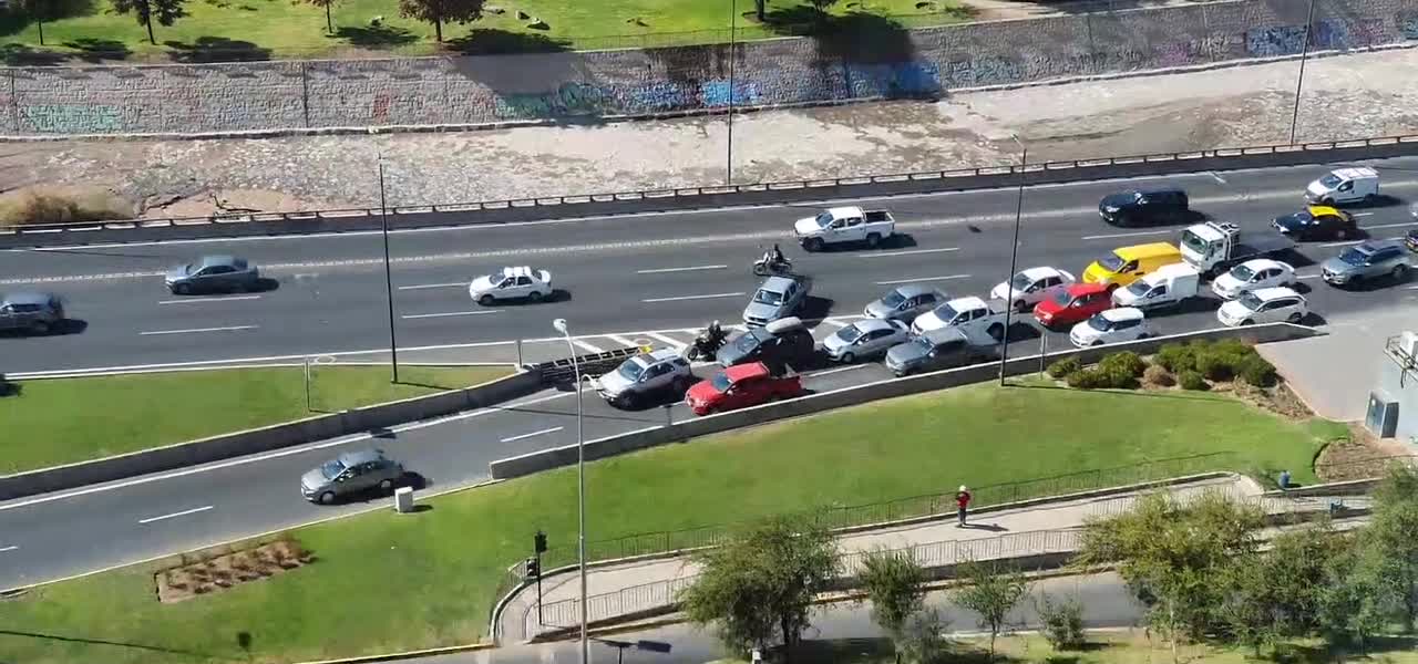 Il se trompe de voie et cause un gros embouteillage