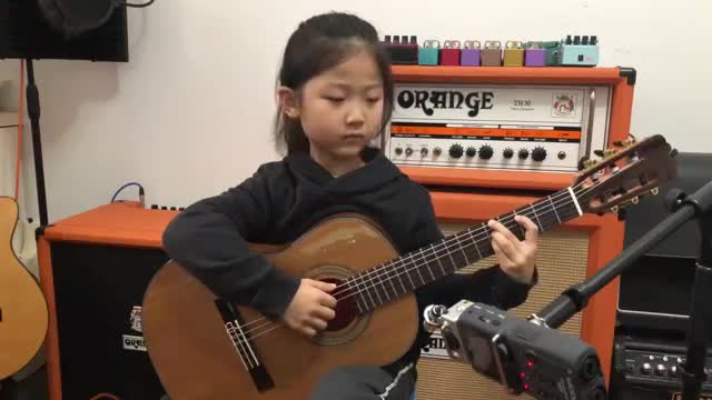 Une petite fille chinoise chante Fly Me to the Moon