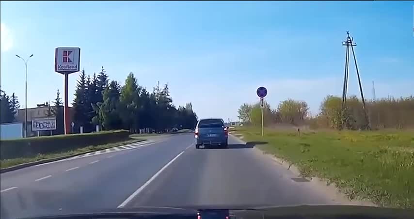 Un automobiliste coupe la route à une voiture de police