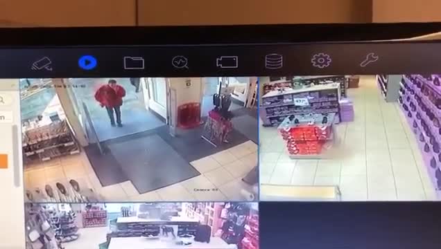 Il vole dans un magasin et se fait punir par Karma